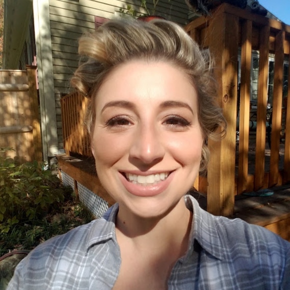 Meet your Posher, Lauren - Picture 1 of 2